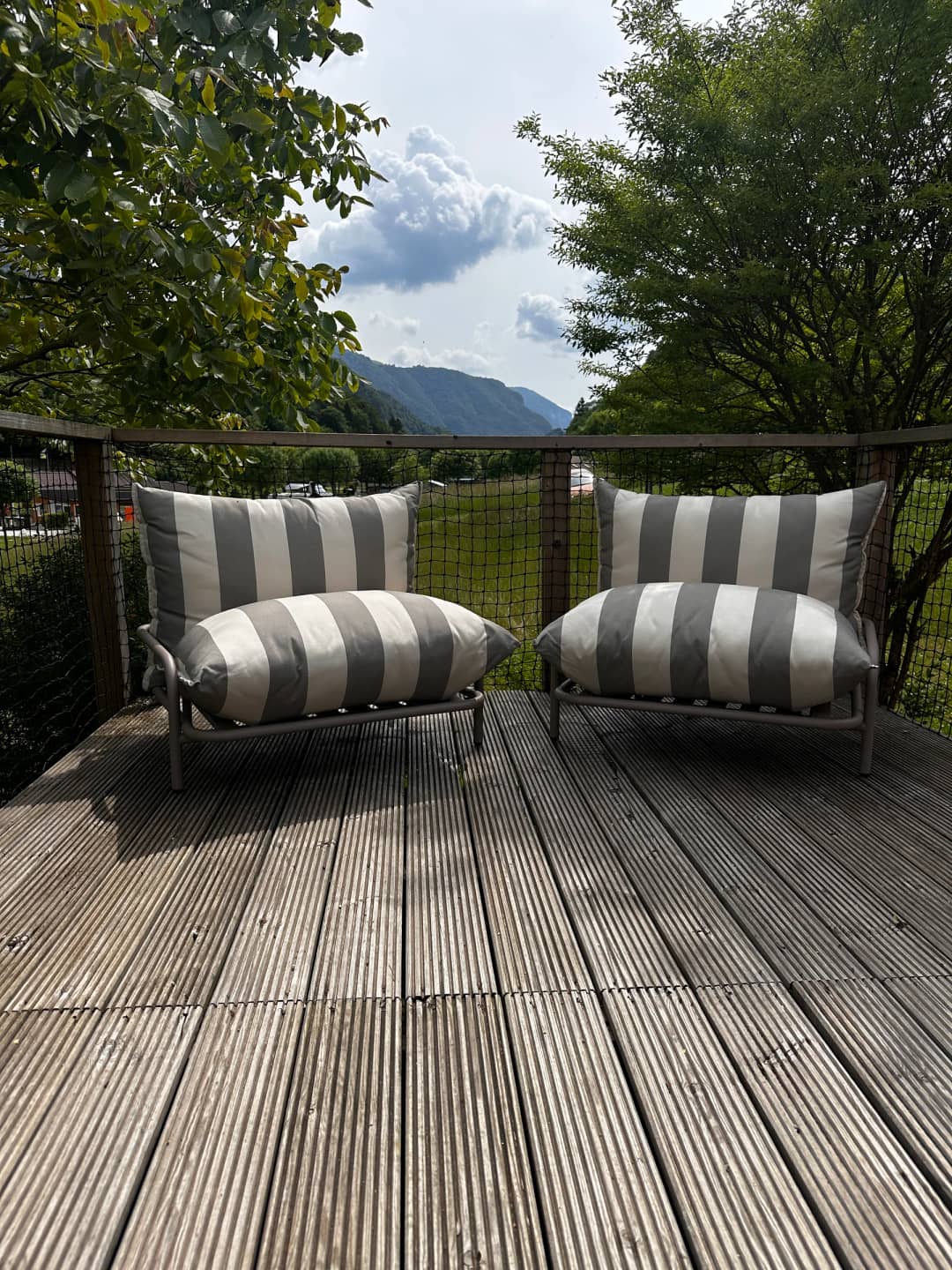 Terrazza del Big Oak Lodge XS con due sedie a sdraio e vista sulle montagne