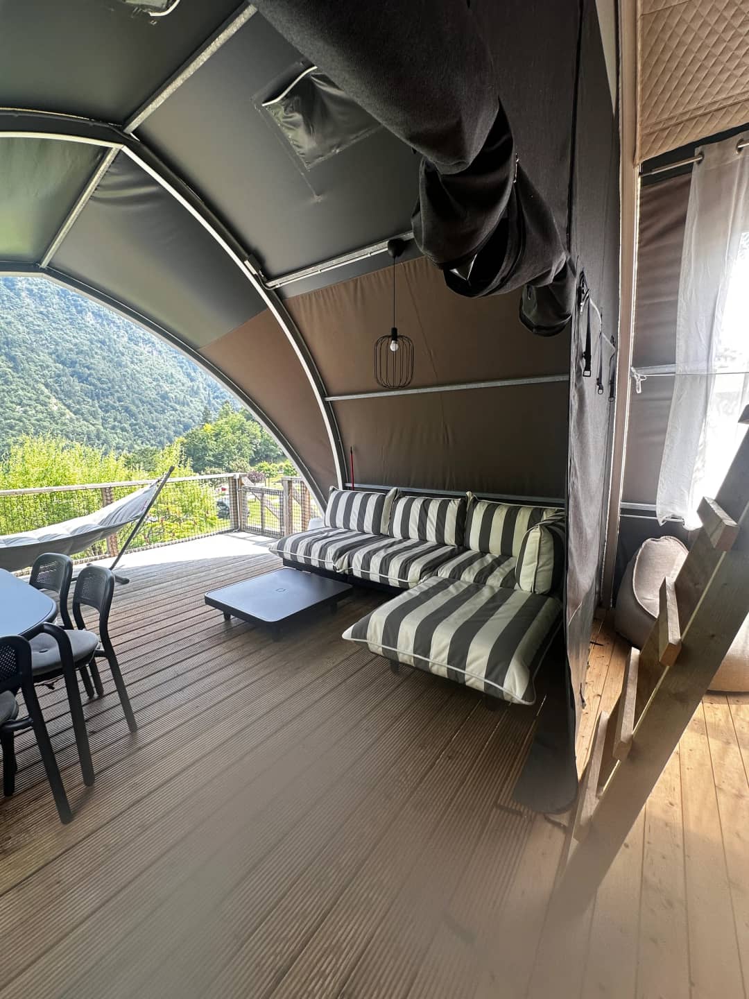 L'interno del Big Oak Lodge XL con zona salotto e vista sulle montagne