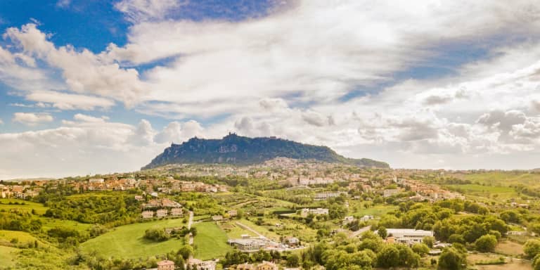 De Monte Titano met de stad San Marino boven het groene heuvelland