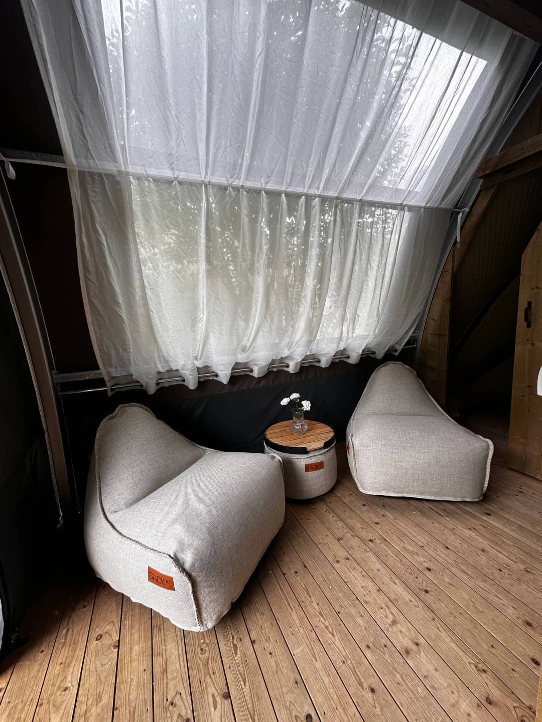 Angolo salotto chiaro con tavolino nella Big Oak Lodge XS