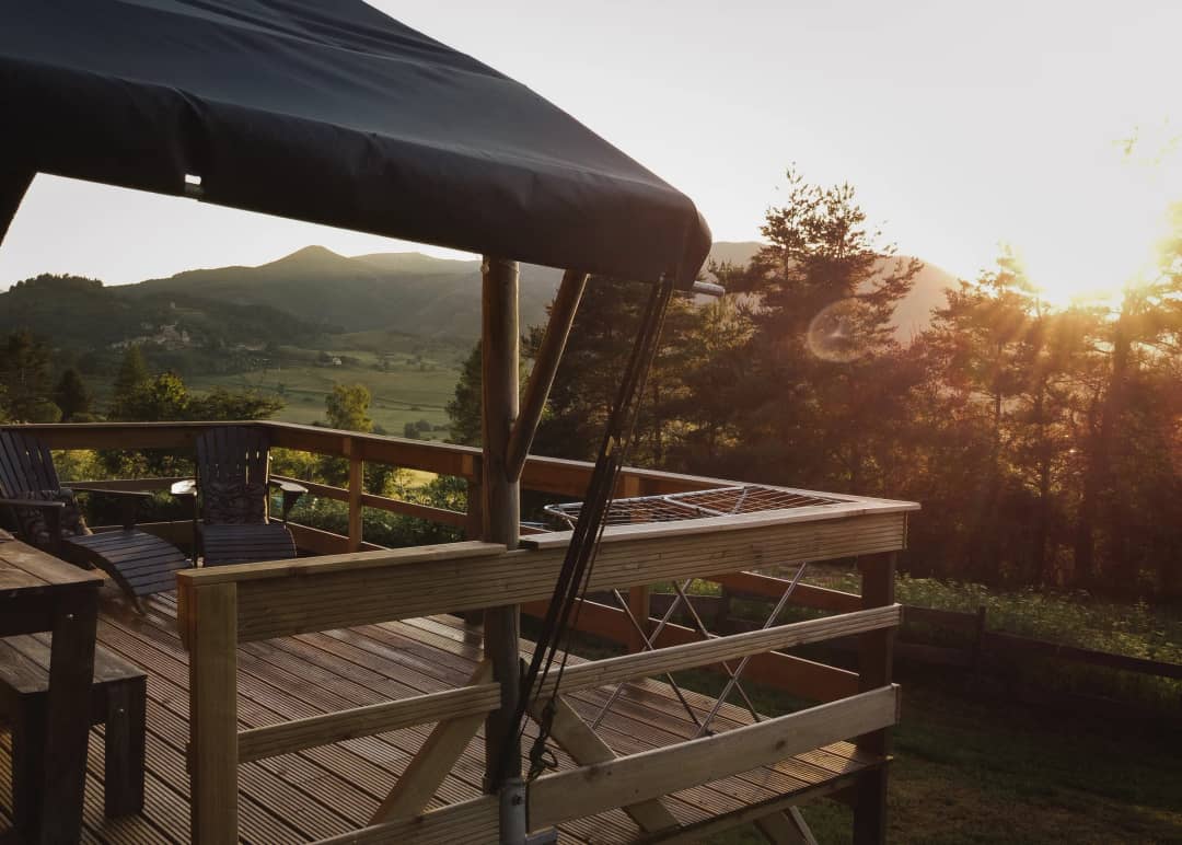Terrazza del lodge con vista sui Pirenei al tramonto