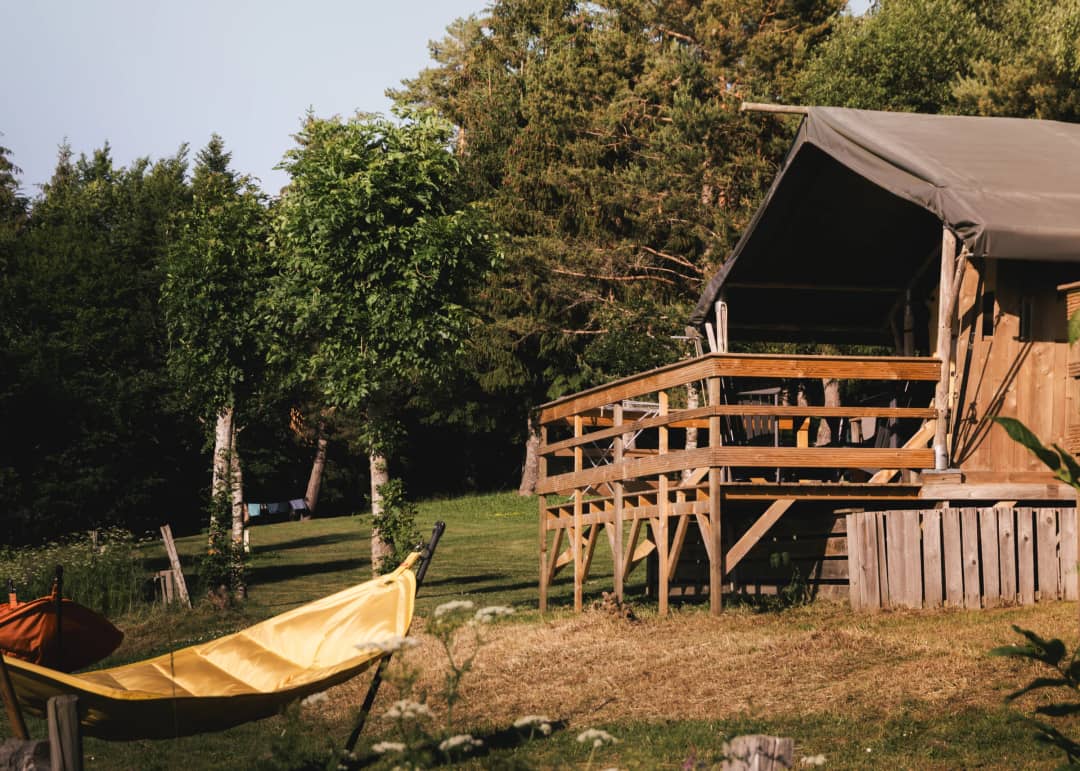 Base Lodge con terrazza in legno e amaca tra gli alberi