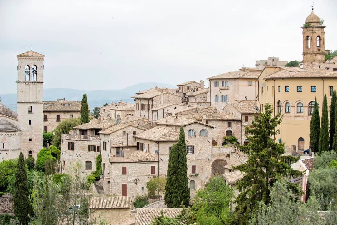 Assisi con le sue case in pietra immerse nel verde