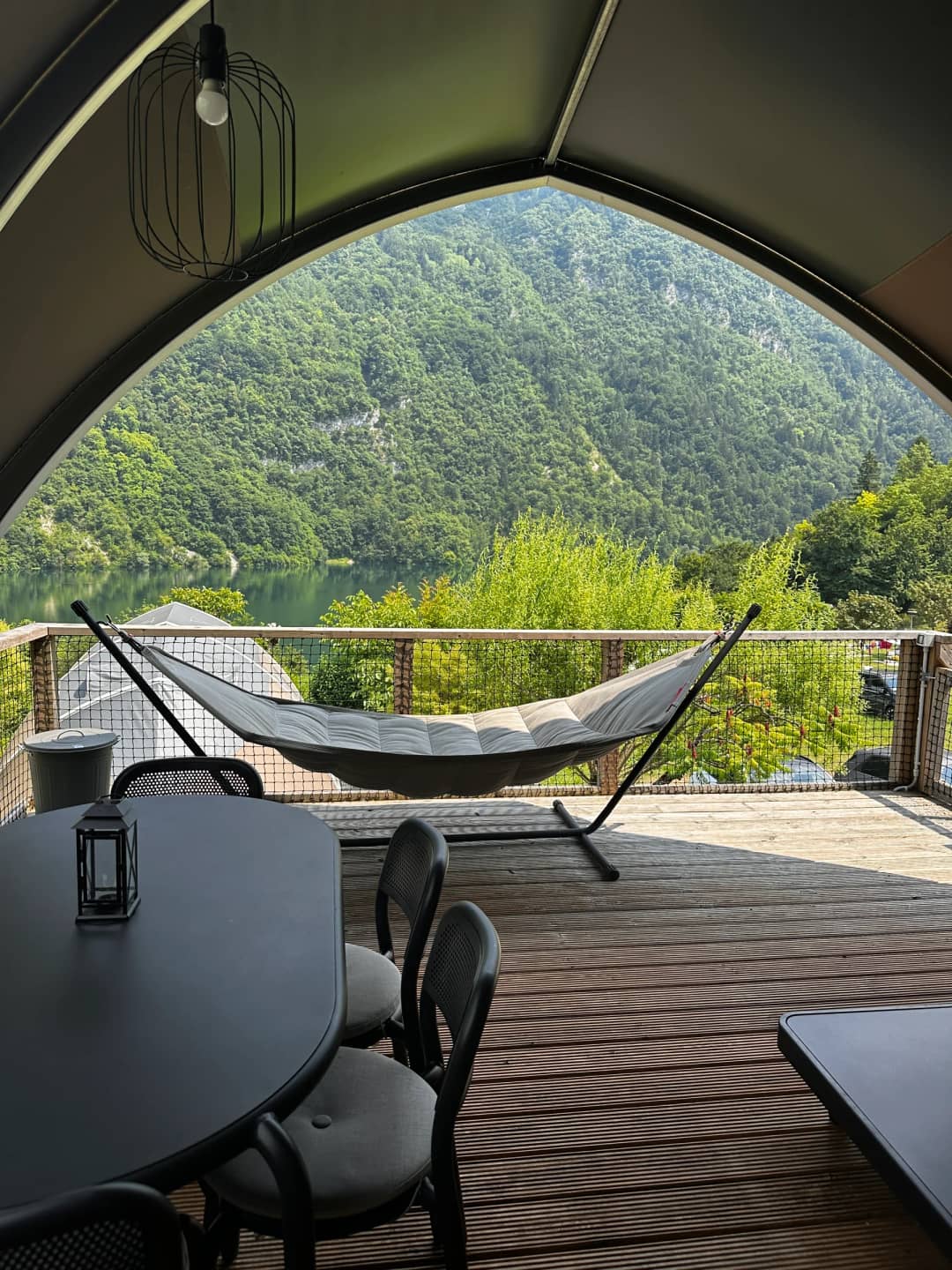 Vista dal Big Oak Lodge XL verso la terrazza con l'amaca e le montagne