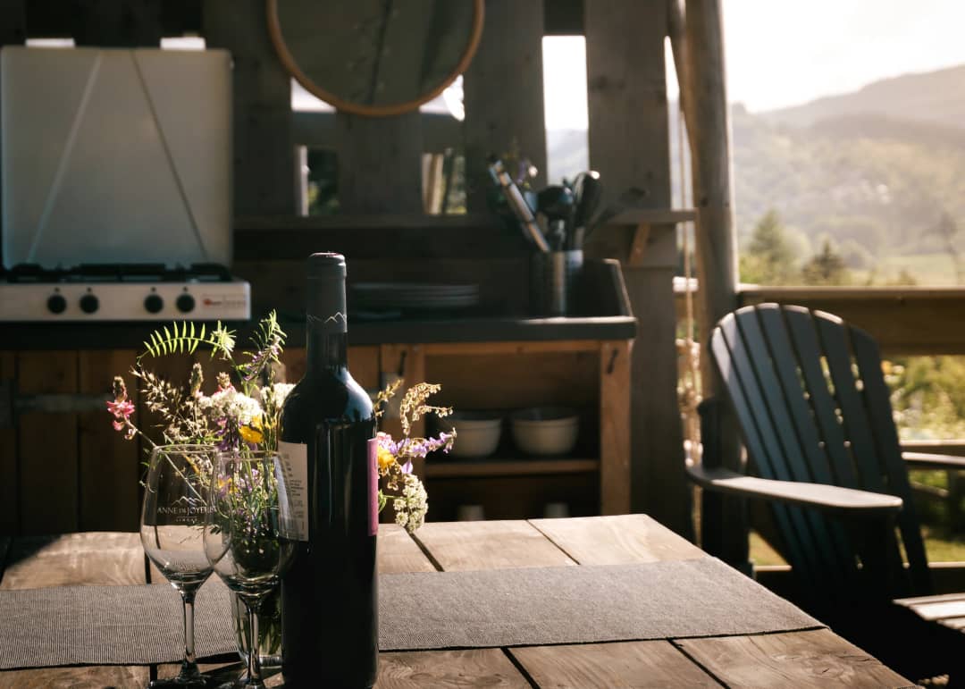 Cucina all’aperto e tavolo sulla terrazza con vista sulle montagne