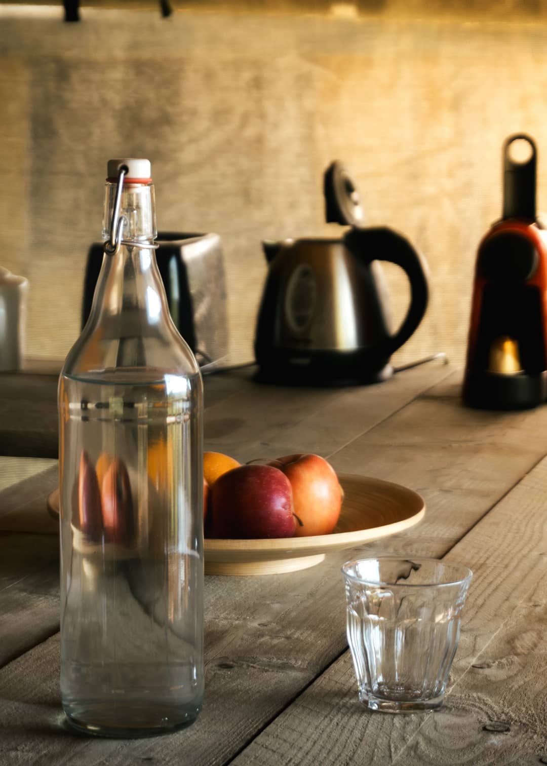 Tavolo con caraffa d'acqua, frutta e bollitore