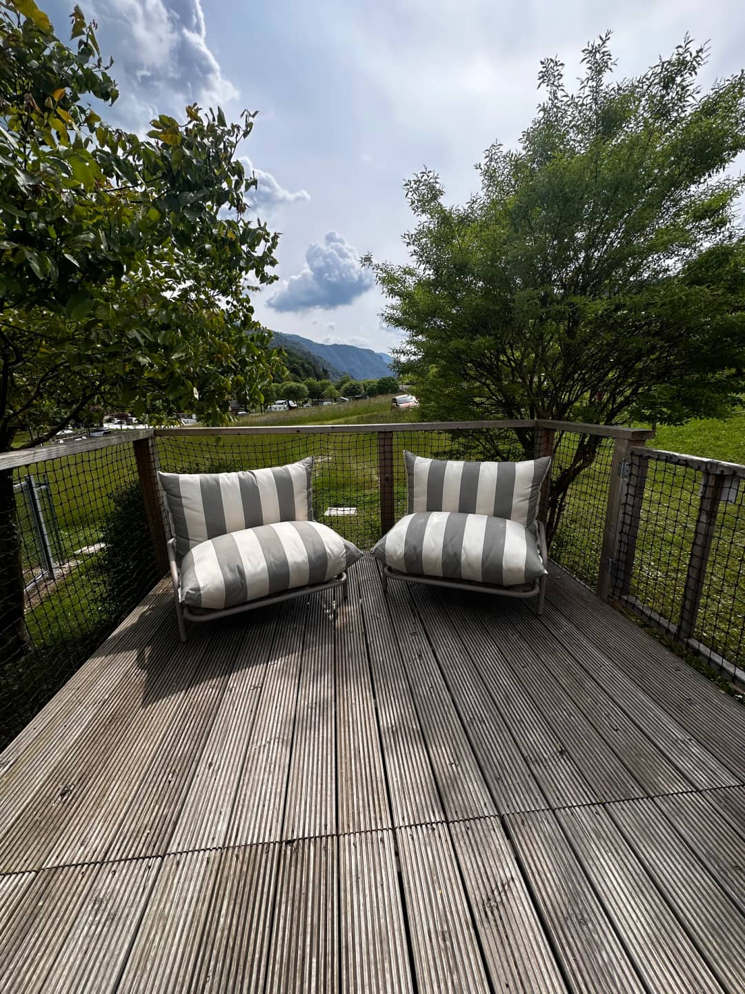 Poltrone sulla terrazza con vista sugli alberi