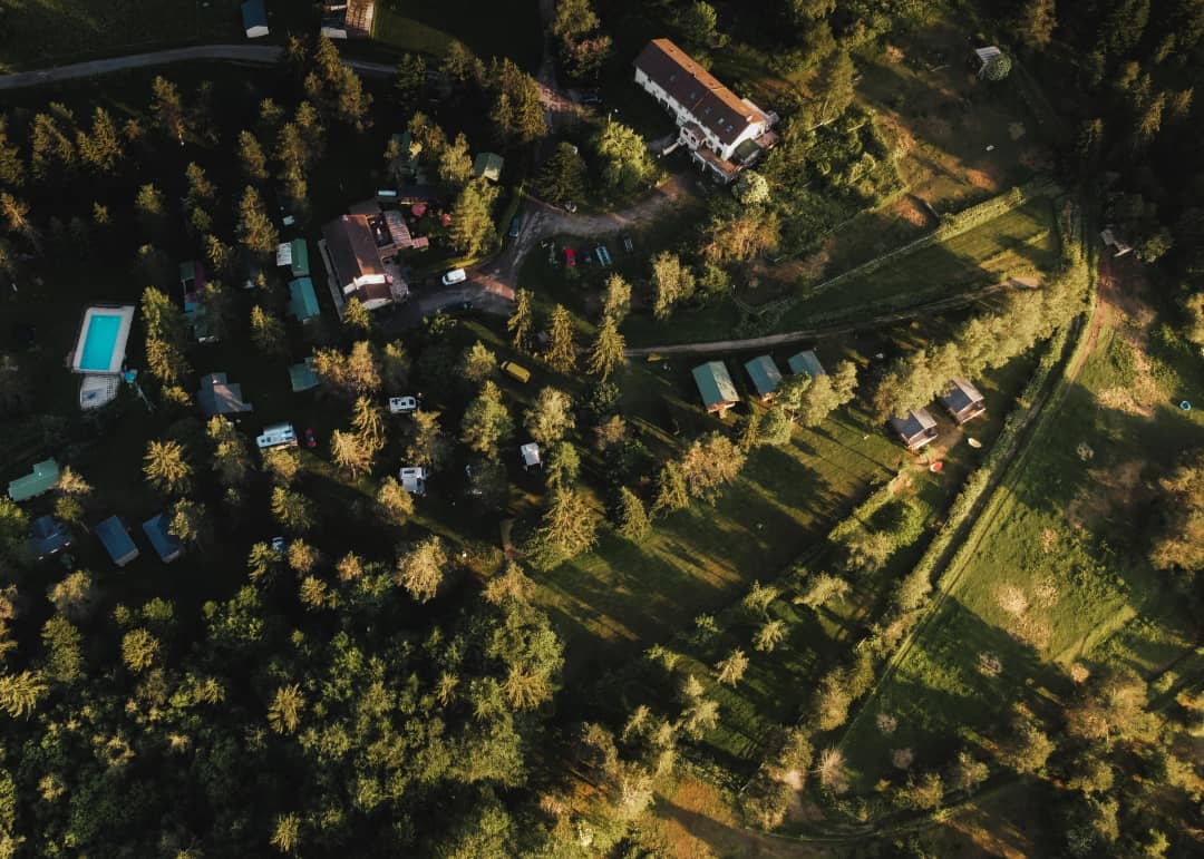 Foto aerea del campeggio tra i boschi